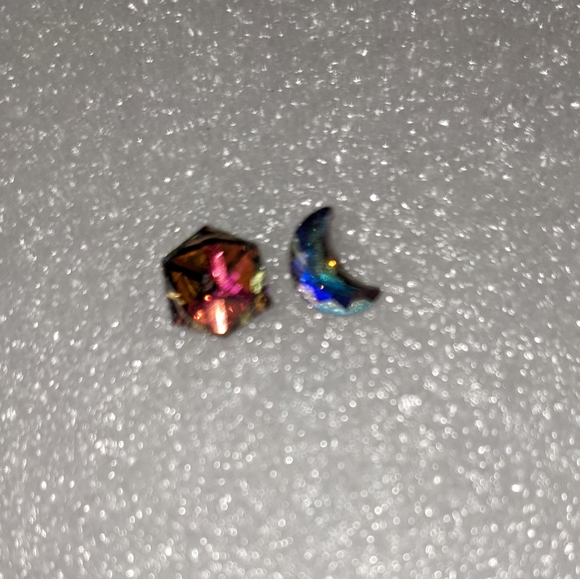 Last chance! Mismatched Pair of Multi Faceted Color Crystal Earrings - Picture 3 of 3